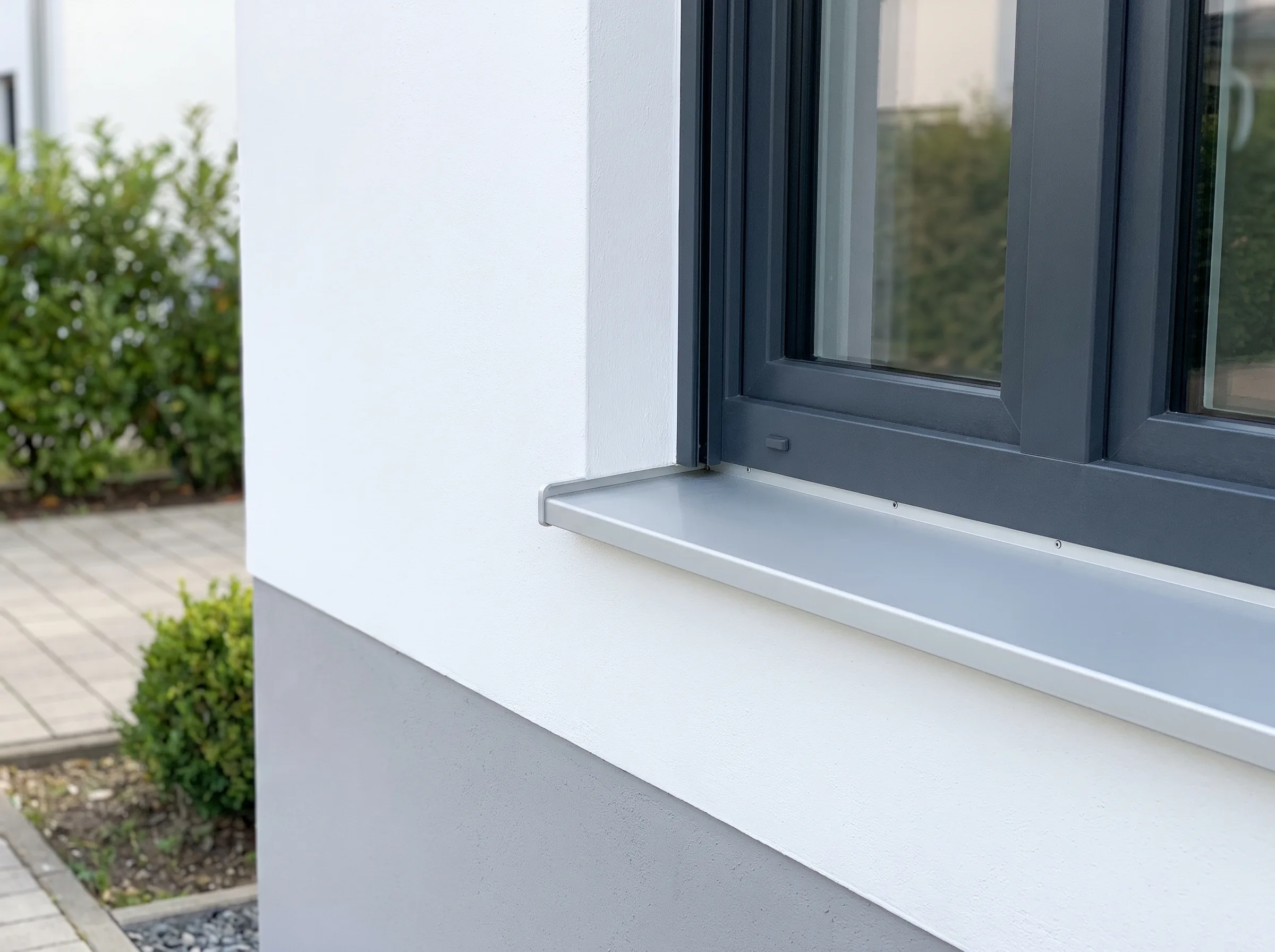 Modernes Fenster mit silberner Fensterbank nach der Renovierung