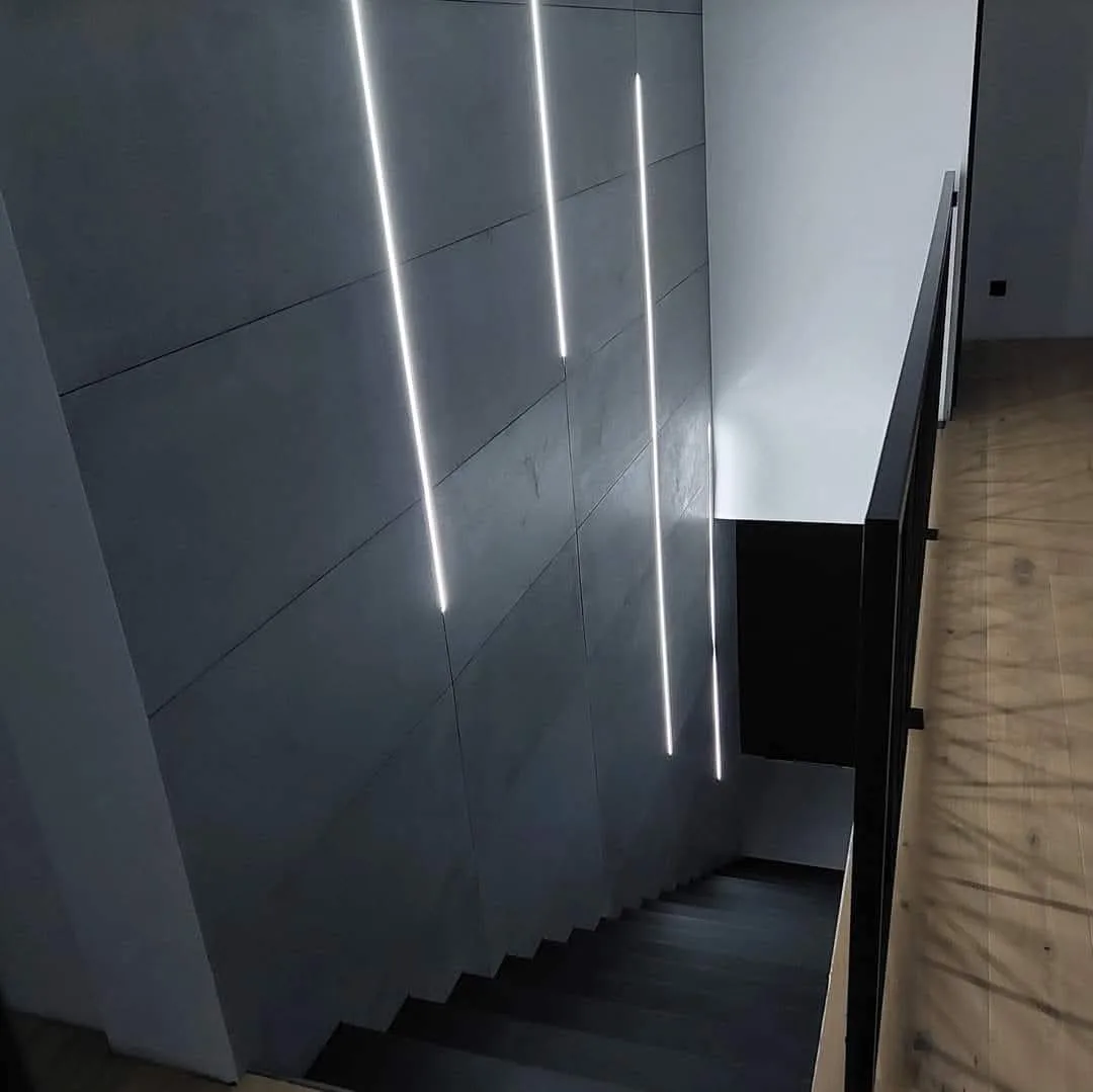 Moderner Fliesenkorridor mit LED-Beleuchtung