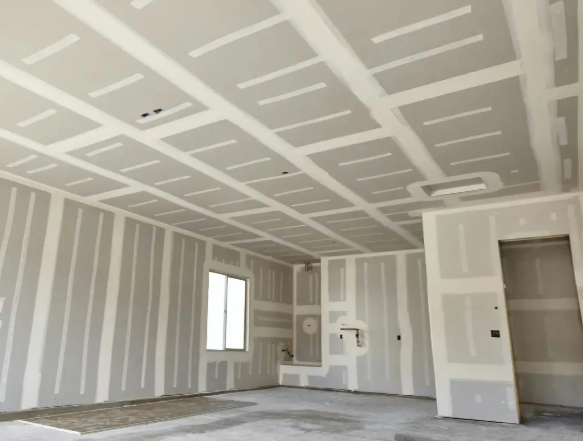 Moderner Raum mit Gipskartonverkleidung