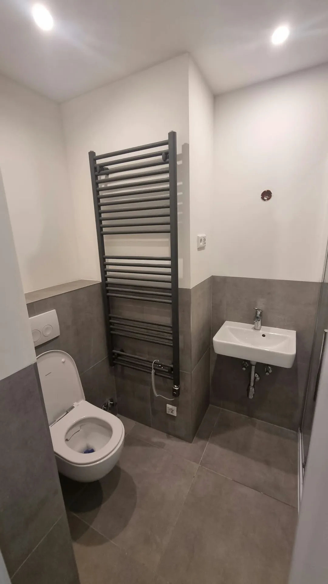 Modernes Badezimmer mit Fliesenbekleidung
