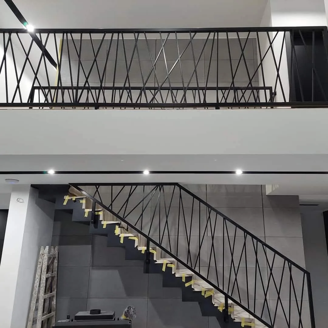 Moderne Treppe mit geometrischem Metallgeländer