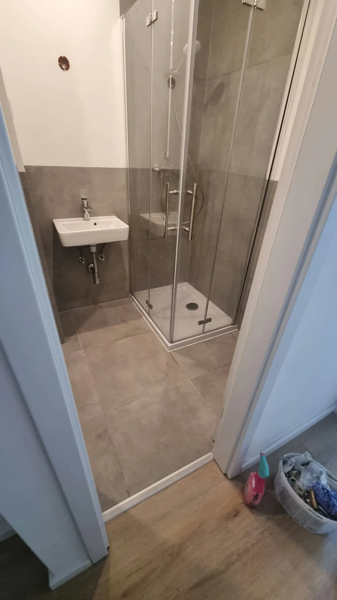 Modernes Badezimmer mit begehbarer Duschkabine