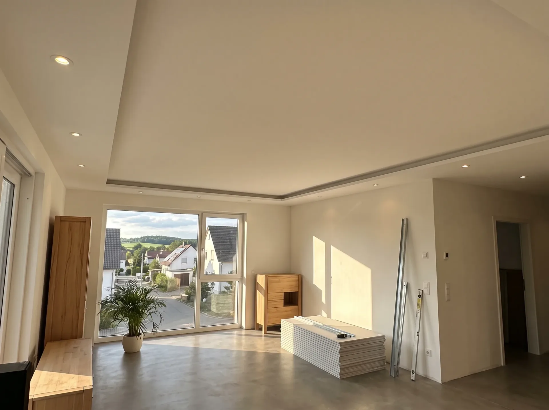 Modernes Wohnzimmer mit professionellem Trockenbau und Innenausbau bei der Sanierung