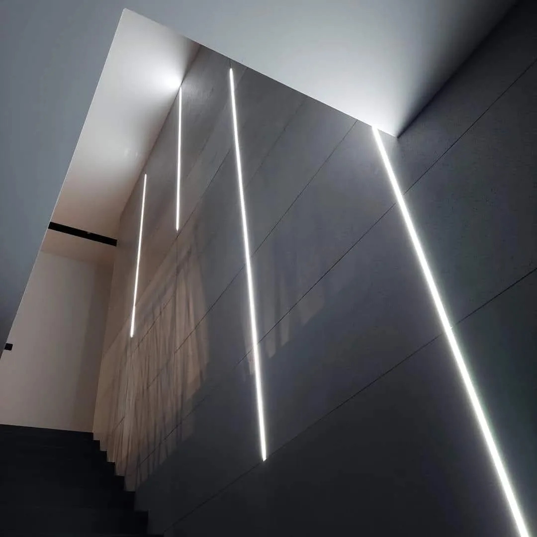 Glatte Innenwand mit Trockenbau und integrierten LED-Linienleuchten