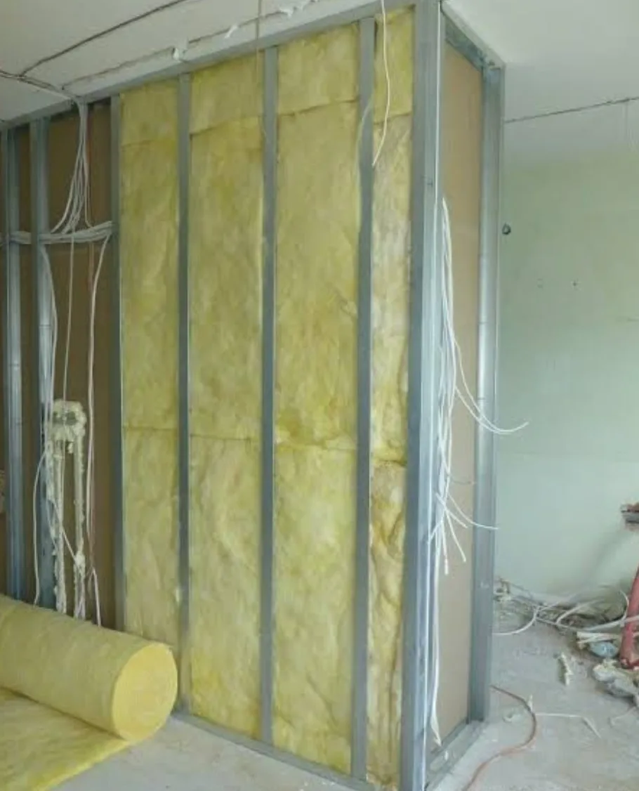 Trockenbau-Wandkonstruktion mit Metallprofilen und gelber Wärmedämmung