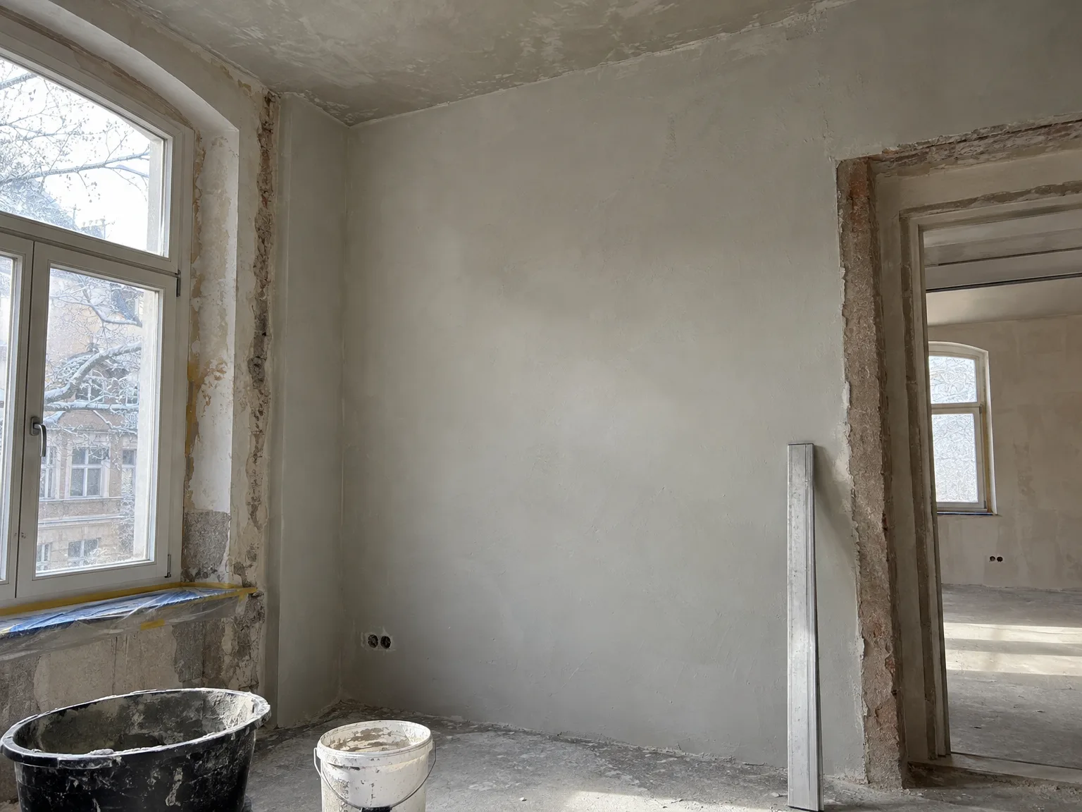 Wände und Decke mit Spachtelarbeiten bei Innenrenovierung