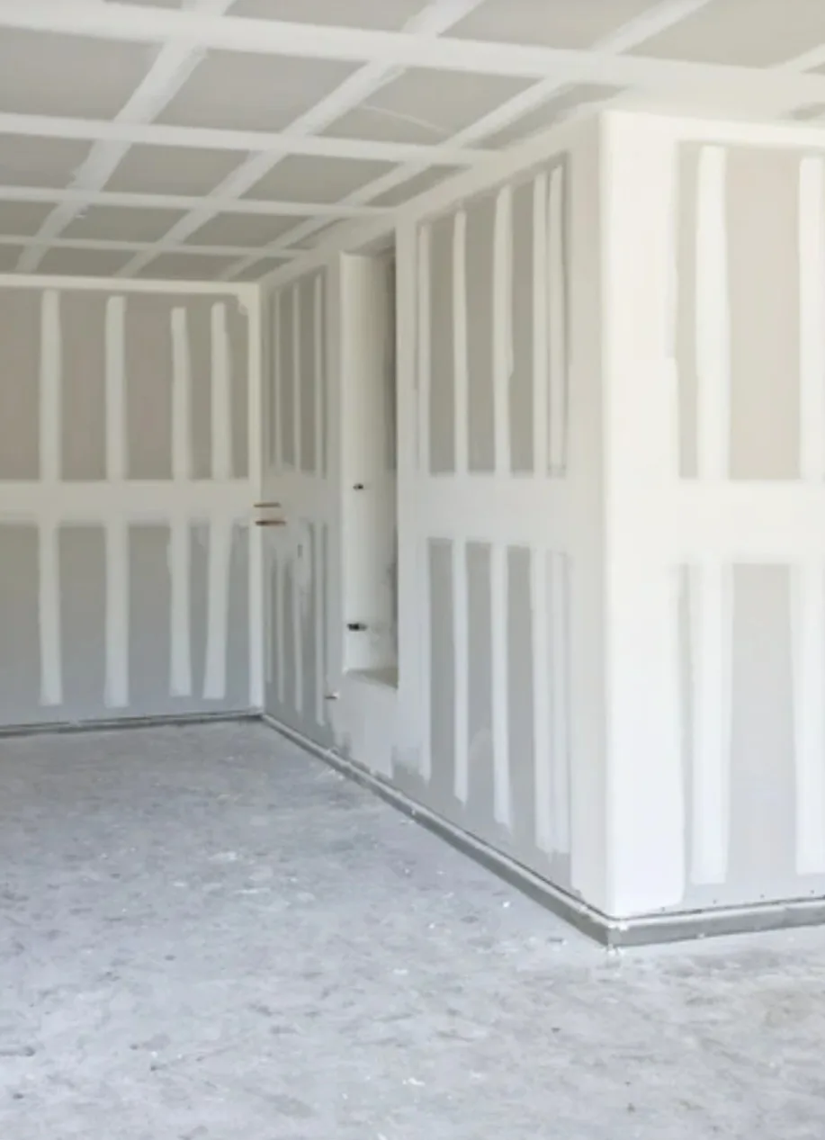 Trockenbau-Arbeiten mit Gipskartonwänden und abgehängten Decken im Innenausbau