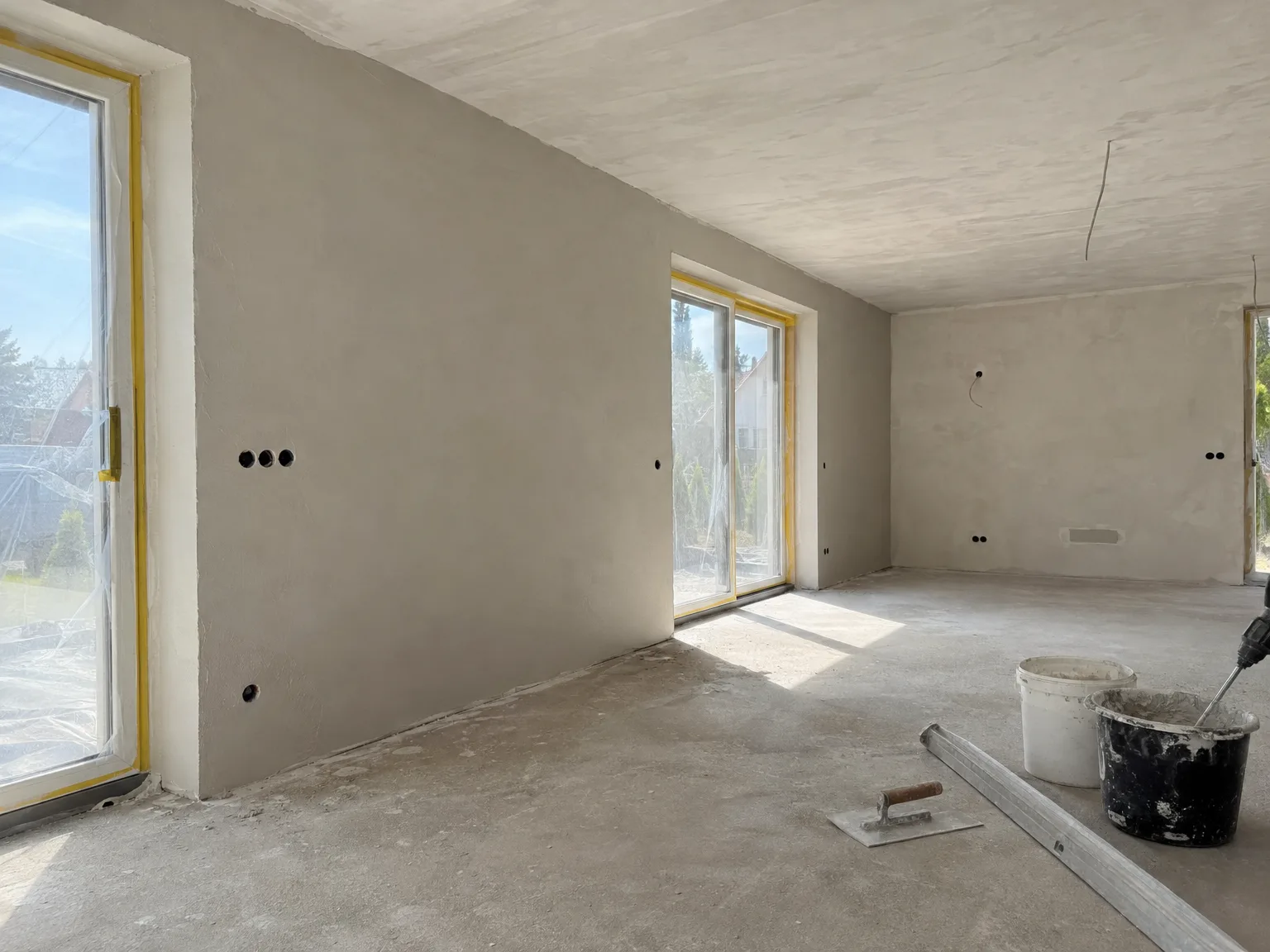 Innenausbau mit Trockenbau, verputzten Wänden und Fensterrahmen