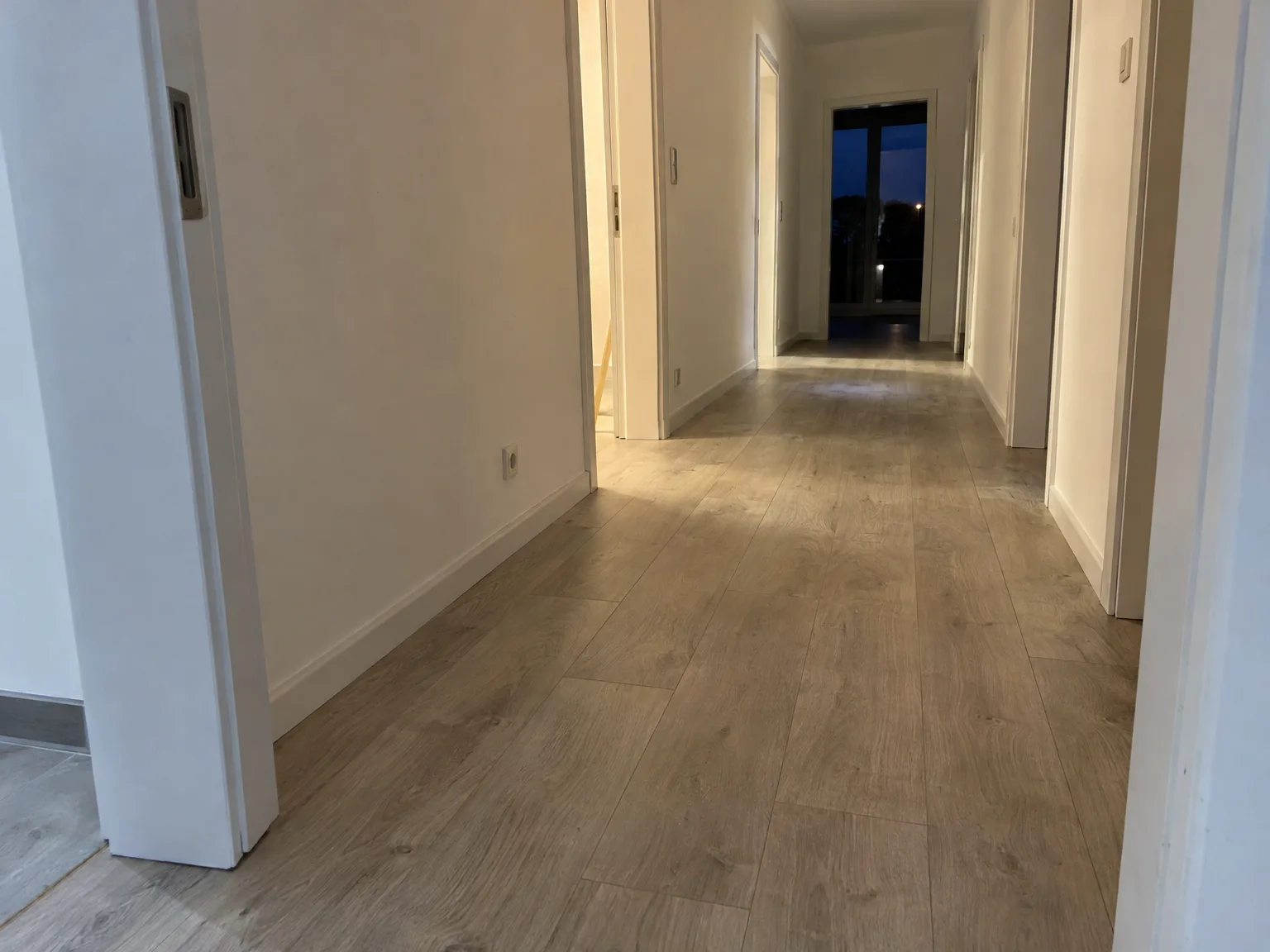Moderner Flur mit neuer Vinylbodenbelegung, weiße Wände und Türen